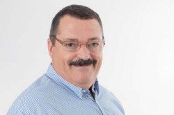  "Cuando se producen estos eventos climáticos, suspendemos la carga en los caminos pavimentados y derivamos toda la flota a estas canchas intermedias". 